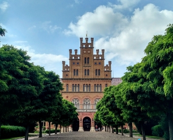 frente de uma universidade